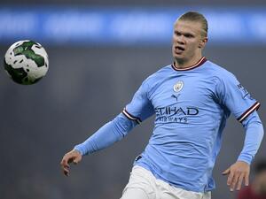 Manchester City's Norwegian striker Erling Haaland controls the ball during the English League Cup fourth round football match between Manchester City and Liverpool, at the Etihad stadium in Manchester on December 22, 2022. (Photo by Oli SCARFF / AFP)