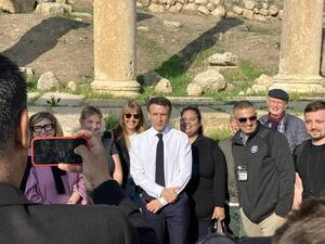 الرئيس الفرنسي يحتفل بعيد ميلاده في مدينة جرش الاردنية