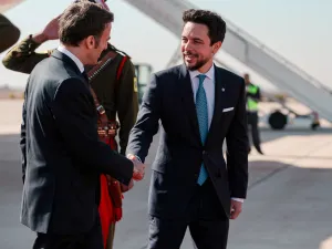 ولي العهد الاردني يستقبل الرئيس الفرنسي