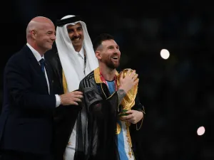 نجم المنتخب الأرجنتيني اللاعب ليونيل ميسي، يرتدي البشت الخليجي (أ ف ب)
