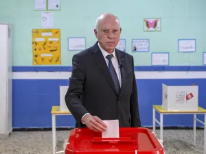 الرئيس التونسي قيس سعيد يدلي بصوته في الانتخابات التشريعية (أ ف ب)
