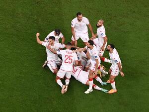 Tunisia's forward #10 Wahbi Khazri (hidden) celebrates scoring the opening goal with his teammates during the Qatar 2022 World Cup Group D football match between Tunisia and France at the Education City Stadium in Al-Rayyan, west of Doha on November 30, 2022. (Photo by Antonin THUILLIER / AFP)
