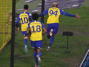 النصر يهزم الطائي (المصدر: أ ف ب)