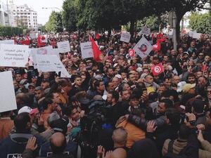 شهدت المسيرة اختراق المحتجين للحواجز الأمنية التي تمنع الوصول إلى شارع الحبيب بورقيبة 