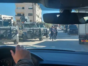 قوات امنية تغلق مقر حزب البعث في الكرك- الصورة عن موقع جو 24