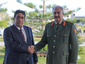 حفتر والمنفي- صورة ارشيفية عن موقع التواصل تويتر