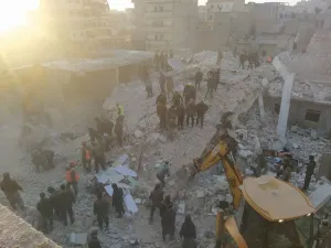 فرق الإنقاذ في موقع المبنى المنهار في مدينة حلب