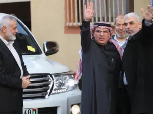 السفير القطري الى جانب قادة حماس- صورة عن مواقع التواصل