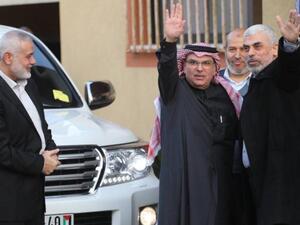 السفير القطري الى جانب قادة حماس- صورة عن مواقع التواصل