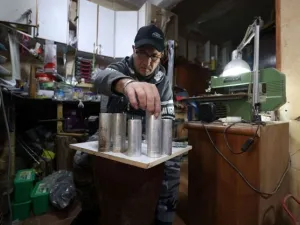 فلسطيني يحول مخلفات قنابل إسرائيلية لتحف