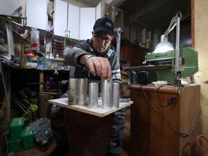 فلسطيني يحول مخلفات قنابل إسرائيلية لتحف