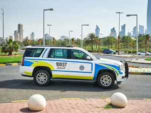 تفاجأ رجال أمن مخفر الجهراء بشخص يدخل عليهم مستنجدا لإسعافه