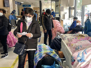 قد يتعرض المصاب،لـ الحمى والسعال والتهاب الحلق، وفي حالات نادرة قد يعاني المريض من القيء والإسهال