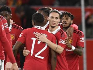 Manchester United's Brazilian midfielder Antony (C) celebrates with teammates after scoring the opening goal of the English League Cup quarter final football match between Manchester United and Charlton Athletic, at Old Trafford, in Manchester, north-west England on January 10, 2023. (Photo by Oli SCARFF / AFP)