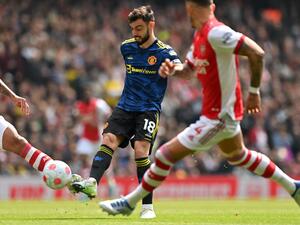 Manchester United's Portuguese midfielder Bruno Fernandes (C) has an unsuccessful shot during the English Premier League football match between Arsenal and Manchester United at the Emirates Stadium in London on April 23, 2022. (Photo by Glyn KIRK / AFP)