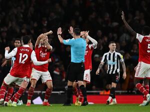 Arsenal players appeal to Referee Andy Madley during the English Premier League football match between Arsenal and Newcastle United at the Emirates Stadium in London on January 3, 2023. (Photo by Ben Stansall / AFP) 