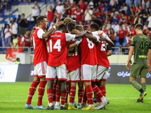 Arsenal's players celebrate their second goal during the AC Milan and Arsenal friendly match at the Dubai Super Cup 2022, at the al-Maktoum stadium in the Gulf emirate, on December 13, 2022. (Photo by KARIM SAHIB / AFP)