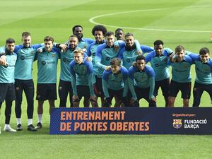 FC Barcelona players pose for pictures during a training session, open to fans, at the Camp Nou stadium in Barcelona on January 2, 2023. (Photo by Pau BARRENA / AFP)