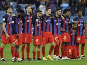 Barcelona players gather during the penalty shoot-out during the Spanish Super Cup semi-final football match between Real Betis and FC Barcelona at the King Fahd International Stadium in Riyadh, Saudi Arabia, on January 12, 2023. (Photo by Giuseppe CACACE / AFP)