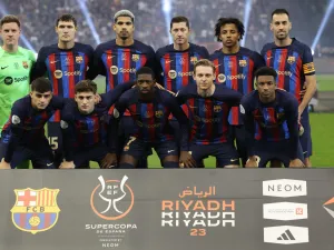 Barcelona's players pose for a team picture before the start of the Spanish Super Cup final football match between Real Madrid CF and FC Barcelona at the King Fahd International Stadium in Riyadh, Saudi Arabia, on January 15, 2023. (Photo by Giuseppe CACACE / AFP)