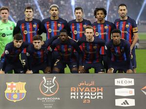 Barcelona's players pose for a team picture before the start of the Spanish Super Cup final football match between Real Madrid CF and FC Barcelona at the King Fahd International Stadium in Riyadh, Saudi Arabia, on January 15, 2023. (Photo by Giuseppe CACACE / AFP)