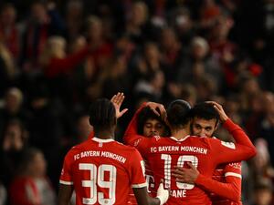 Bayern Munich's German midfielder Serge Gnabry (C) celebrates scoring his team's fifth goal 5:1 with his team mates during the German first division Bundesliga football match between Bayern Munich and Werder Bremen in Munich, southern Germany, on November 8, 2022. (Photo by CHRISTOF STACHE / AFP)