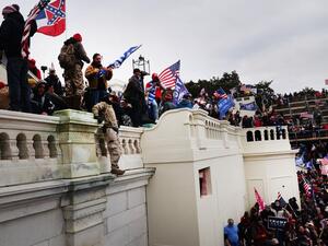 أنصار "ترامب" يقتحمون الكابيتول (أ ف ب)