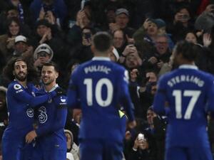 Chelsea's English midfielder Mason Mount (2nd L) celebrates with teammates after scoring his team second goal during the English Premier League football match between Chelsea and Bournemouth at Stamford Bridge in London on December 27, 2022. (Photo by Ian Kington / AFP) 