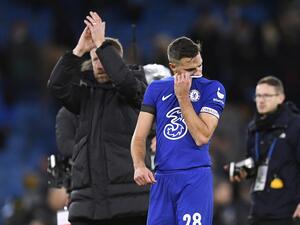 Chelsea's Spanish defender Cesar Azpilicueta (C) reacts to their defeat after the English FA Cup third round football match between Manchester City and Chelsea at the Etihad Stadium in Manchester, north-west England, on January 8, 2023. Man City won the game 4-0 (Photo by Oli SCARFF / AFP)