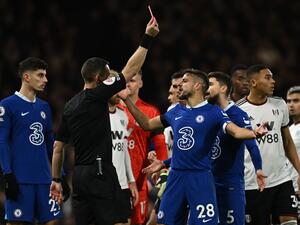 English referee David Coote shows a red card to Chelsea's Portuguese striker Joao Felix (not pictured) during the English Premier League football match between Fulham and Chelsea at Craven Cottage in London on January 12, 2023. (Photo by Ben Stansall / AFP)
