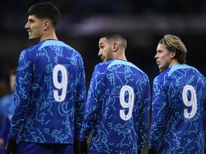 Chelsea players all wear the number 9 in the warm-up to honour their former player and manager Gianluca Vialli, who died on Friday, ahead of the English FA Cup third round football match between Manchester City and Chelsea at the Etihad Stadium in Manchester, north-west England, on January 8, 2023. (Photo by Oli SCARFF / AFP)