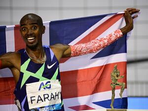 Britain's Mo Farah celebrates after victory and a world record in the men's one hour event at The Diamond League AG Memorial Van Damme athletics meeting at The King Baudouin Stadium in Brussels on September 4, 2020. / AFP / MARTIN BUREAU