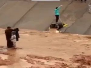 شاب يقفز في المياه لينقذ طفلا حاصرته السيول في المدينة المنورة
