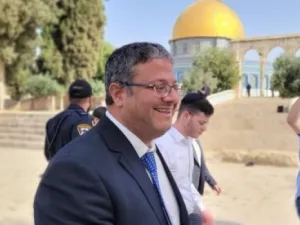  الوزير المتطرف "إيتمار بن غفير"، يقتحم ساحات المسجد الأقصى