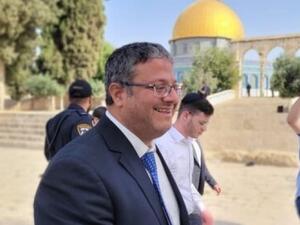  الوزير المتطرف "إيتمار بن غفير"، يقتحم ساحات المسجد الأقصى