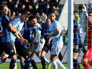 Atalanta's Argentinian defender Jose Luis Palomino (3rdL) scores an own goal during the Italian Serie A football match between Atalanta and Inter on November 13, 2022 at the Atleti Azzurri d'Italia stadium in Bergamo. (Photo by Isabella BONOTTO / AFP)