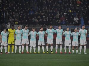 Inter Milan players observe a minute of silence as a tribute to Italian footballer Gianluca Viallis, 58, who died of cancer in London the day before, prior to the start of the Italian Serie A football match between AC Monza and Inter Milan at the Stadio Brianteo Stadium in Monza on January 7, 2023. (Photo by Filippo MONTEFORTE / AFP)