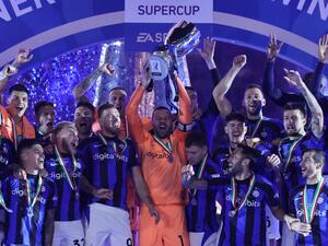 Inter Milan's players lift the trophy to celebrate winning the Italian SuperCup football match between AC Milan and Inter Milan, at the King Fahd International Stadium in Riyadh on January 18, 2023. (Photo by Giuseppe CACACE / AFP)