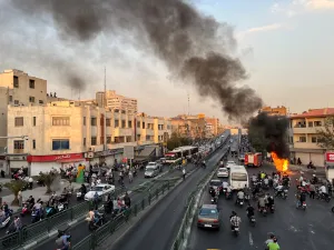 جانب من المظاهرات التي شهدتها ايران عقب وفاة مهسا أميني (أ ف ب)