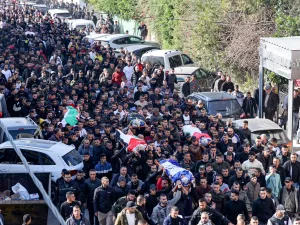 فلسطينيون يشيعون جثامين الشهداء في جنين (أ ف ب)