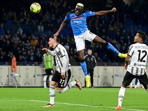 Napoli's Nigerian forward Victor Osimhen (C) heads the ball to score a goal during the Italian Serie A football match between Napoli and Juventus at the Diego-Maradona stadium in Naples on January 13, 2023. (Photo by Alberto PIZZOLI / AFP)
