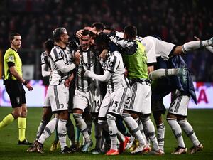 Juventus' Polish forward Arkadiusz Milik (C-L) celebrates with teammates after opening the scoring during the Italian Serie A football match between Cremonese and Juventus on January 4, 2023 at the Giovanni-Zini stadium in Cremona. (Photo by Marco BERTORELLO / AFP)