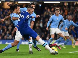 Manchester City's Dutch defender Nathan Ake (L) blocks a cross from Chelsea's Moroccan midfielder Hakim Ziyech during the English Premier League football match between Chelsea and Manchester City at Stamford Bridge in London on January 5, 2023. (Photo by Glyn KIRK / IKIMAGES / AFP)