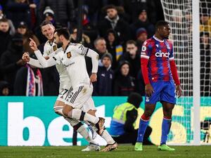 Manchester United's Portuguese midfielder Bruno Fernandes (front L) celebrates with teammates after scoring his team first goal during the English Premier League football match between Crystal Palace and Manchester United at Selhurst Park in south London on January 18, 2023. (Photo by ADRIAN DENNIS / AFP)