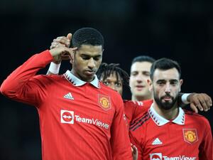 Manchester United's English striker Marcus Rashford (L) celebrates with teammates after scoring their third goal from the penalty spot during the English FA Cup third round football match between Manchester United and Everton at Old Trafford in Manchester, north west England, on January 6, 2023. Man Utd won the game 3-1. (Photo by Lindsey Parnaby / AFP)