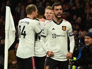 Manchester United's English striker Marcus Rashford (2L) celebrates with teammates after scoring the opening goal of the English Premier League football match between Arsenal and Manchester United at the Emirates Stadium in London on January 22, 2023. (Photo by Glyn KIRK / AFP)
