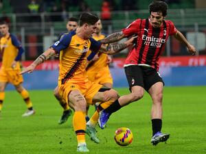 Roma's Italian midfielder Nicolo Zaniolo (L) fights for the ball with AC Milan's Italian midfielder Sandro Tonali during the Italian Serie A football match AC Milan and AS Roma at the San Siro stadium in Milan on January 6, 2022. (Photo by Miguel MEDINA / AFP)