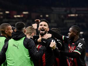 AC Milan's French forward Olivier Giroud (C) celebrates after AC Milan's Italian midfielder Tommaso Pobega (C-L) scored during the Italian Serie A football match between AC Milan and AS Roma, at the San Siro stadium in Milan, on January 8, 2023. (Photo by Filippo MONTEFORTE / AFP)