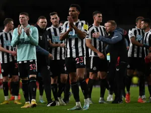 Newcastle United's English midfielder Jacob Murphy applauds the fans following the English Premier League football match between Arsenal and Newcastle United at the Emirates Stadium in London on January 3, 2023. (Photo by Ben Stansall / AFP) 