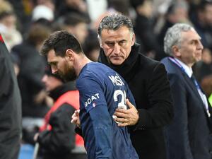Paris Saint-Germain's French head coach Christophe Galtier (C) greets Paris Saint-Germain's Argentine forward Lionel Messi during the French L1 football match between Paris Saint-Germain (PSG) and SCO Angers at The Parc des Princes Stadium in Paris on January 11, 2023. (Photo by Bertrand GUAY / AFP)